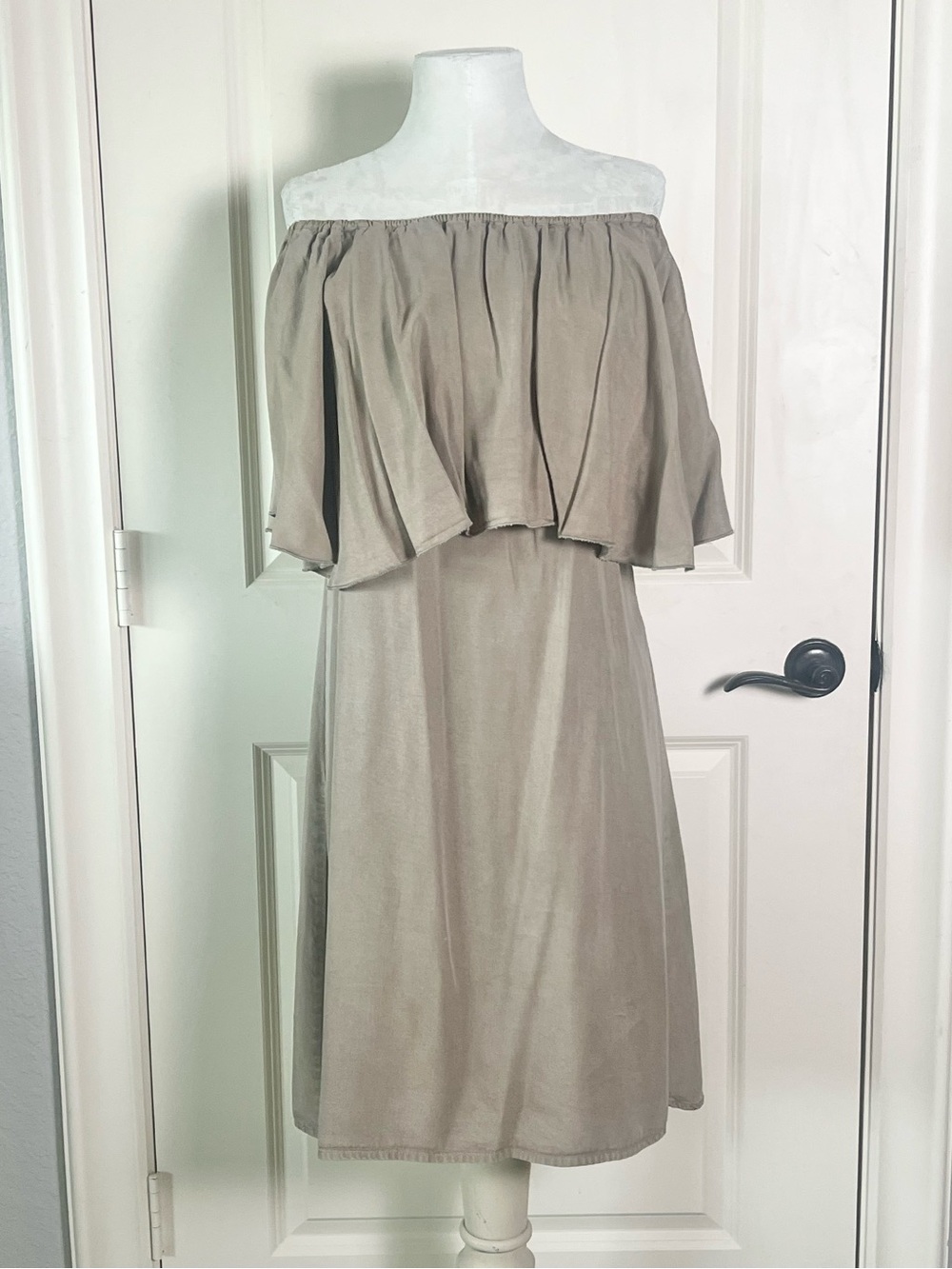 Philosophy Off-the-Shoulder Ruffle Midi Dress – Light Brown – Size Medium